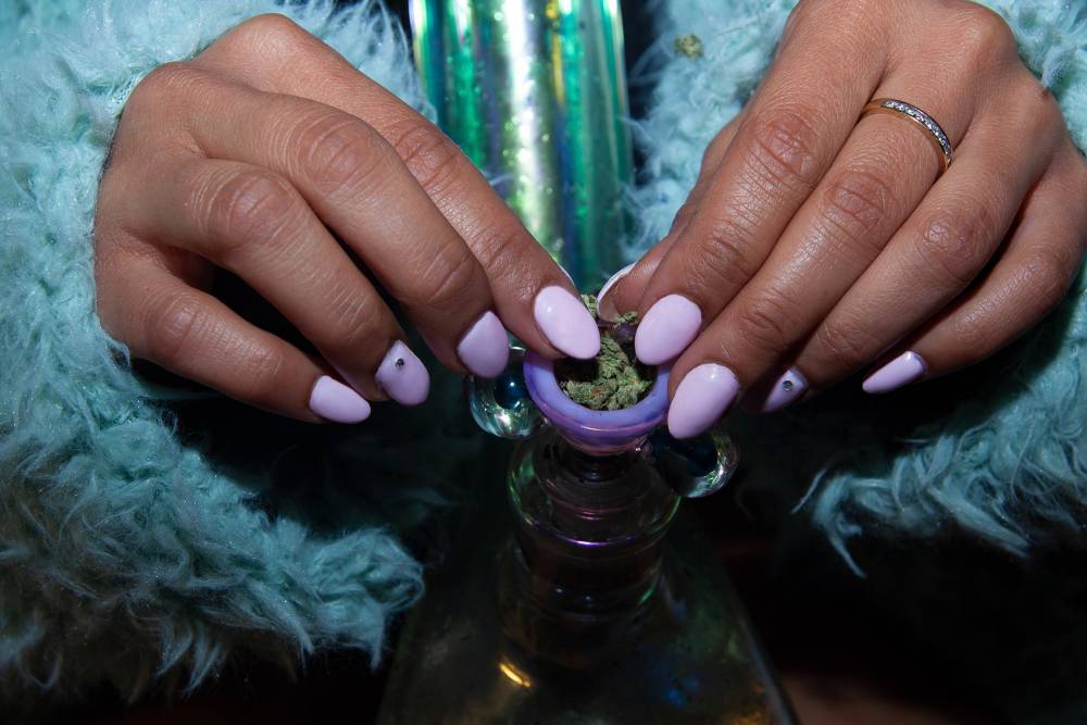 women-hands-bong